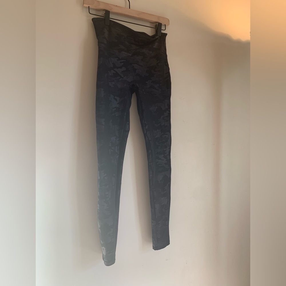 SPANX Women Athletic Legging Pants Bottoms Camo Size M Black Camouflage